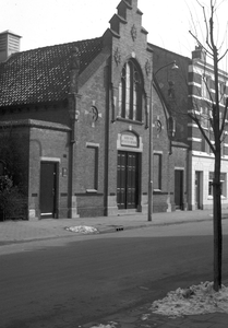 19995 Gezicht op de voorgevel van de Katholieke Apostolische Kerk (Oudwijkerlaan 8) te Utrecht.